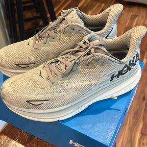 Men’s HOKA size 11D tennis shoes… barely worn M Clifton 9